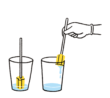 ② スポンジブラシをリンスに浸し、よく絞ります。