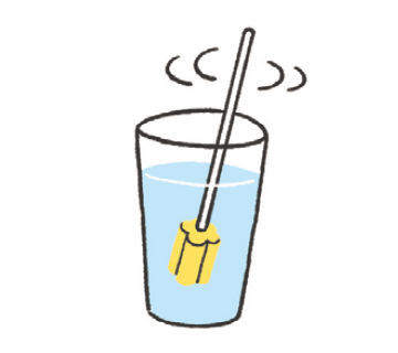 ④ 汚れたブラシは水で洗って絞ります。汚れた水はこまめに取りかえましょう。口腔内がキレイになるまで2～4をくり返します。